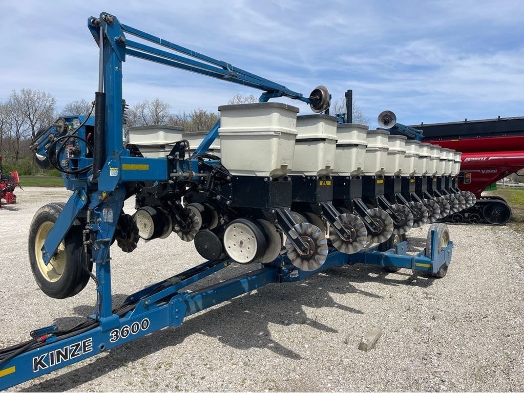 2005 Kinze 3600 Equipment Image0