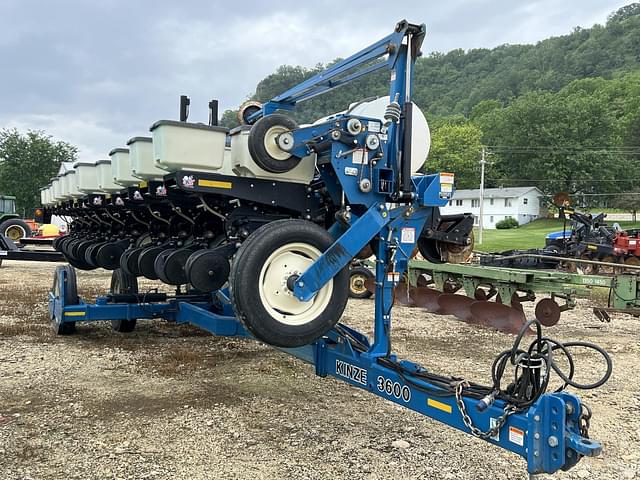 Image of Kinze 3600 equipment image 1