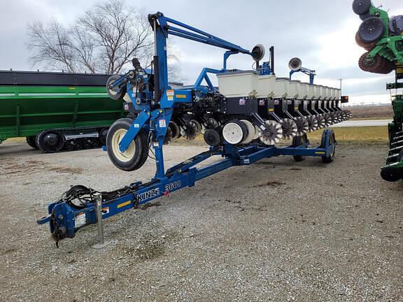 Image of Kinze 3600 equipment image 2