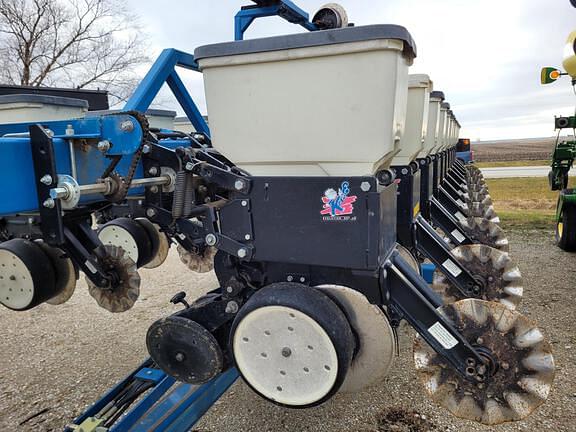 Image of Kinze 3600 equipment image 3