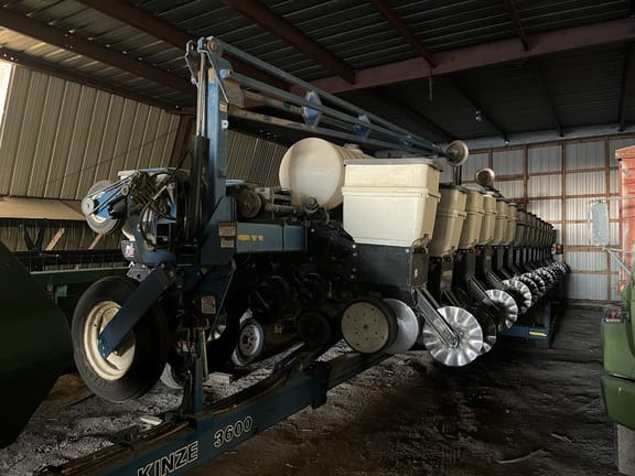 2005 Kinze 3600 Equipment Image0
