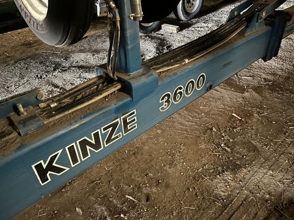 Image of Kinze 3600 equipment image 2