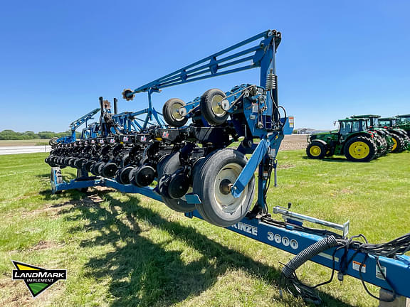 Image of Kinze 3600 equipment image 2