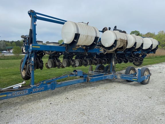 2005 Kinze 3600 Equipment Image0