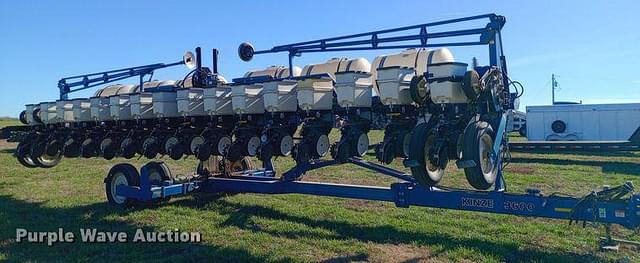 Image of Kinze 3600 equipment image 3