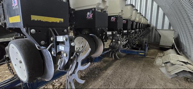 Image of Kinze 3600 equipment image 3