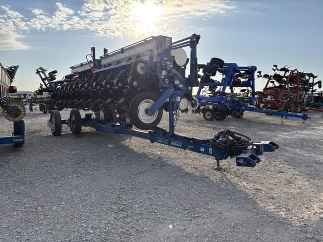 Image of Kinze 3650 equipment image 2