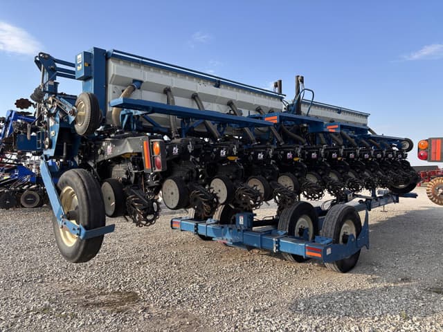 Image of Kinze 3650 equipment image 1