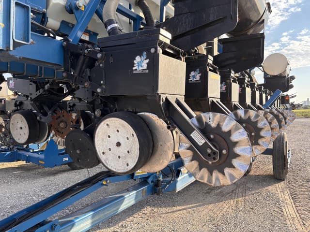 Image of Kinze 3650 equipment image 4