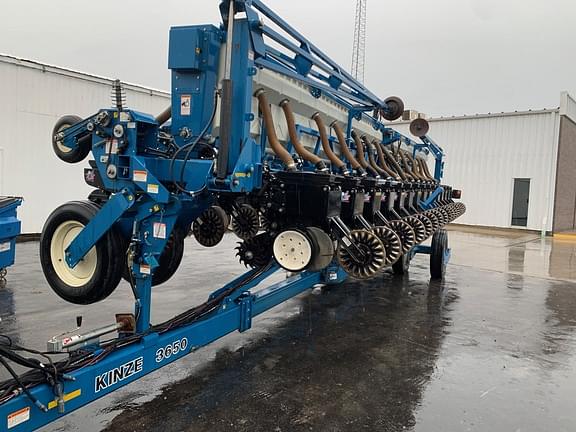 Image of Kinze 3650 equipment image 1