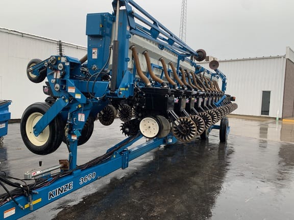 2005 Kinze 3650 Equipment Image0