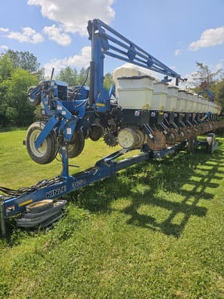 Image of Kinze 3650 equipment image 1