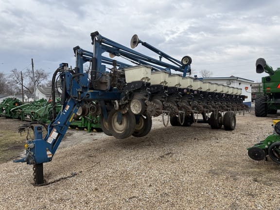 2005 Kinze 3700 Equipment Image0