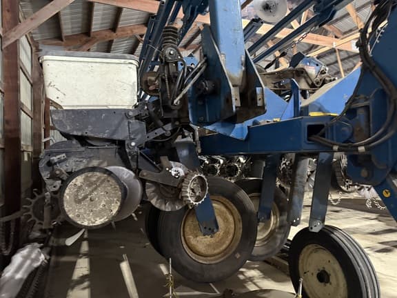 Image of Kinze 3700 equipment image 2