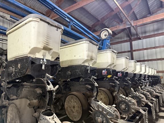 Image of Kinze 3700 equipment image 1