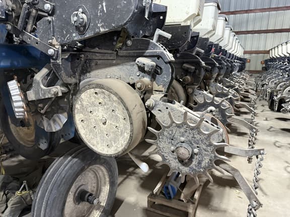 Image of Kinze 3700 equipment image 4