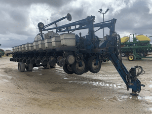 2001 Kinze 3700 Image