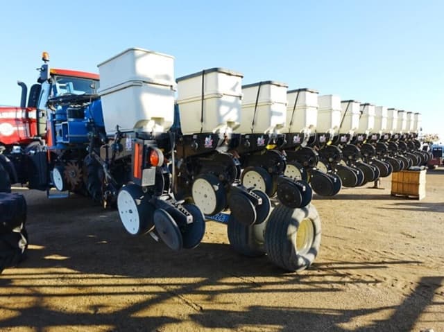 Image of Kinze 3700 equipment image 2