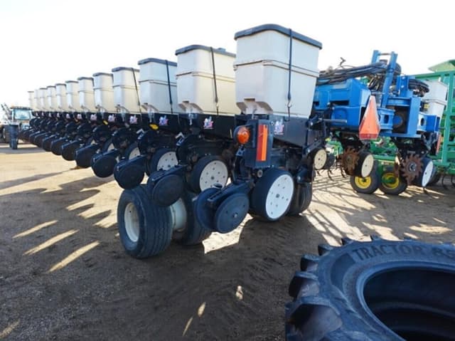Image of Kinze 3700 equipment image 3