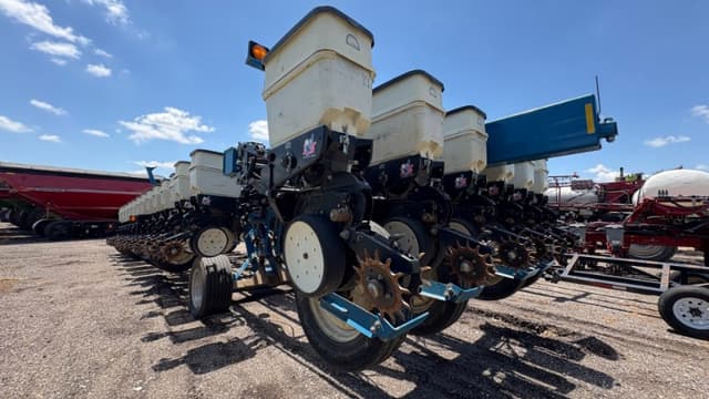 Image of Kinze 3800 equipment image 3
