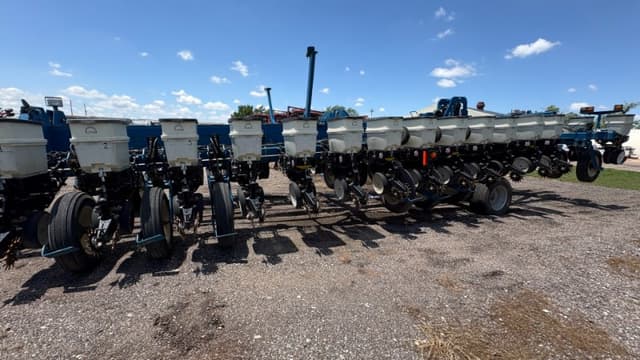 Image of Kinze 3800 equipment image 2