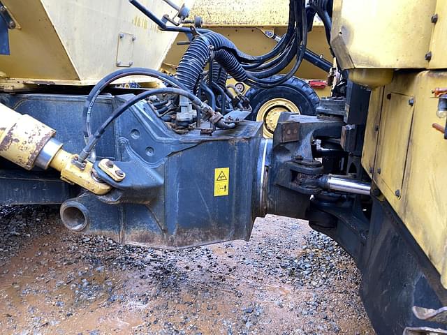 Image of Komatsu HM400-1 equipment image 4