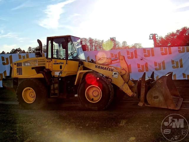 Image of Komatsu WA320-5L equipment image 4