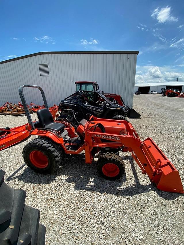 Image of Kubota B2410 equipment image 4