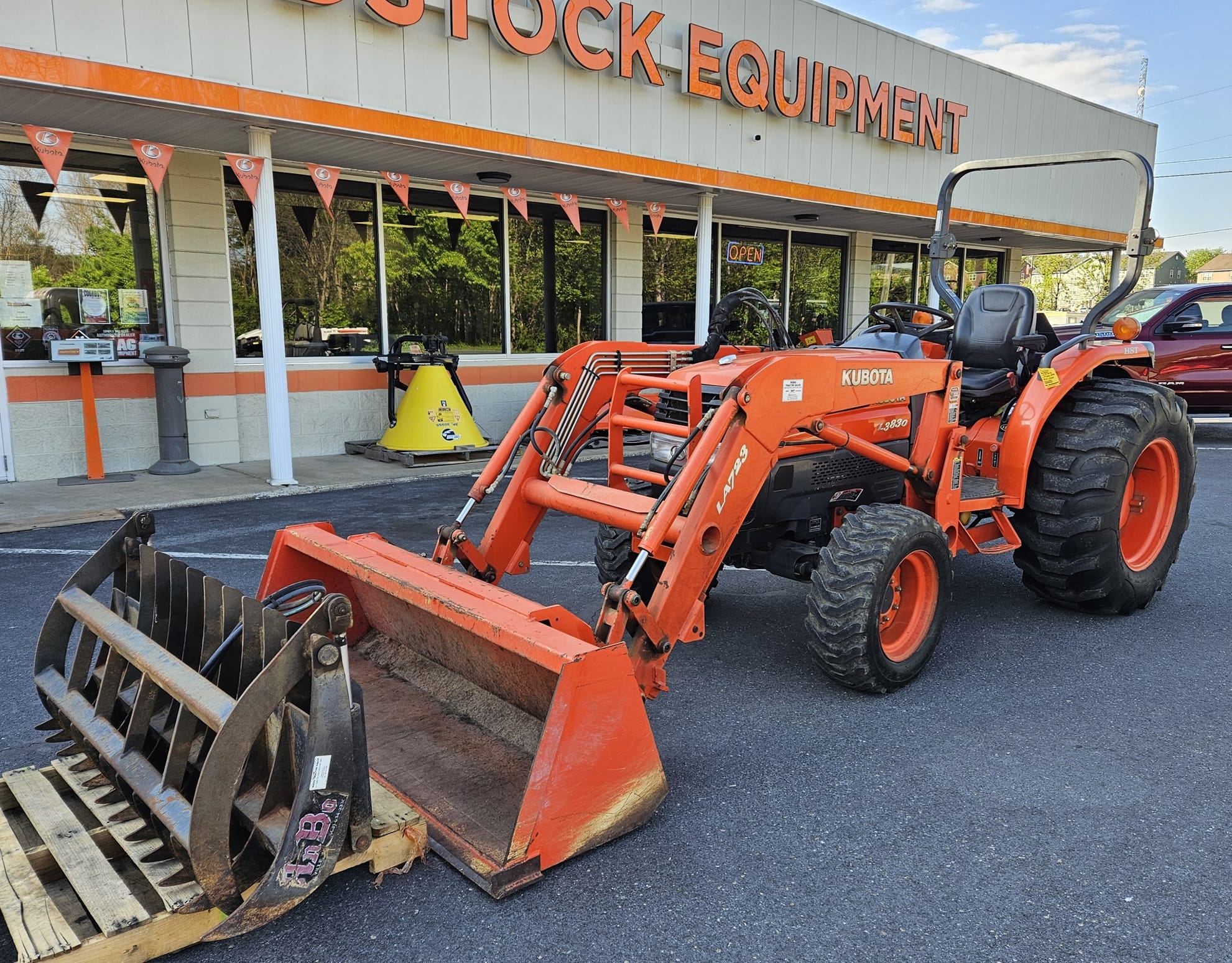 2005 Kubota L3830 Equipment Image0
