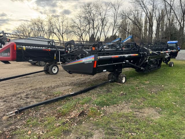 Image of MacDon 972 equipment image 3