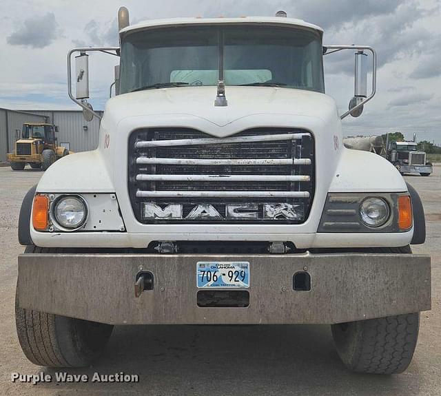 Image of Mack CV513 equipment image 1