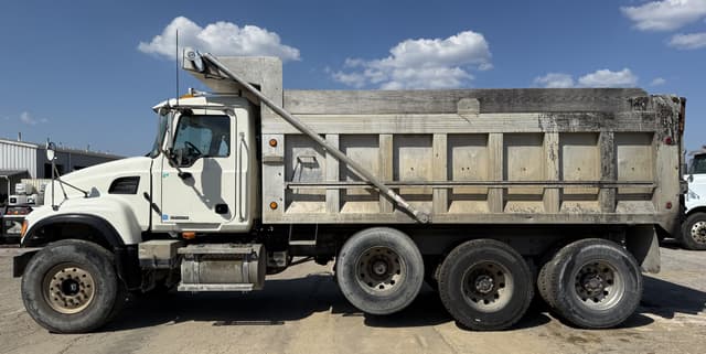 Image of Mack CV713 equipment image 2