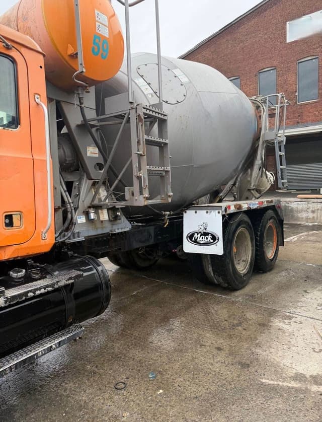 Image of Mack CV713 equipment image 4