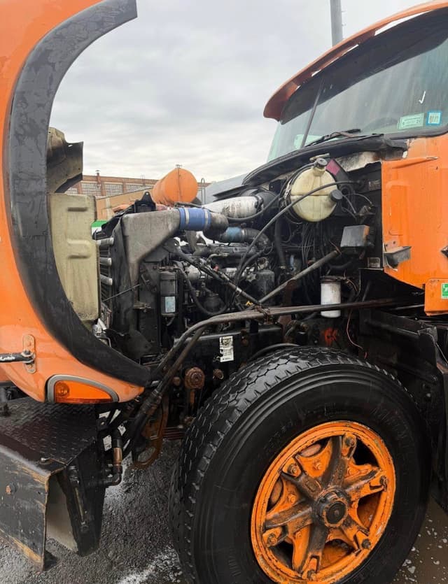 Image of Mack CV713 equipment image 3