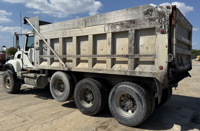 Image of Mack CV713 equipment image 3