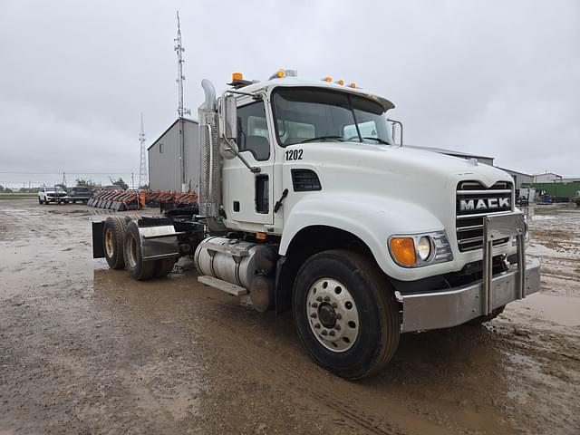 Image of Mack CV713 equipment image 1