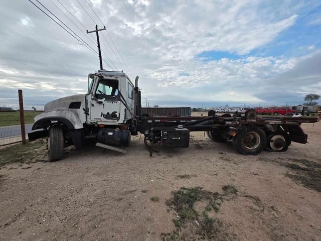 Image of Mack Granite CV713 equipment image 3