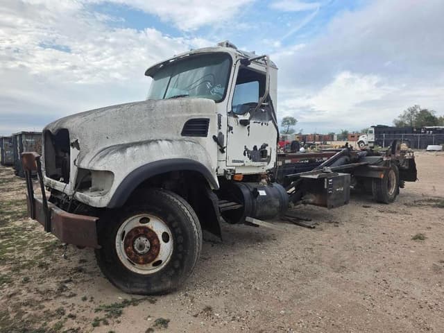 Image of Mack Granite CV713 equipment image 2