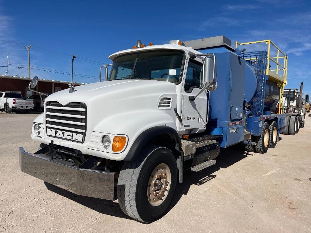 Main image Mack CV713