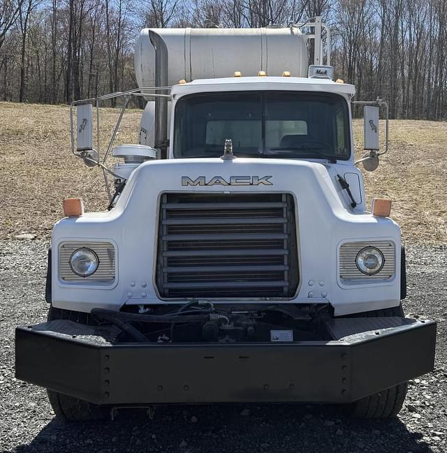 Image of Mack DM690S equipment image 1