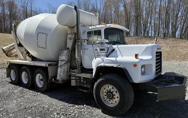 Image of Mack DM690S equipment image 2