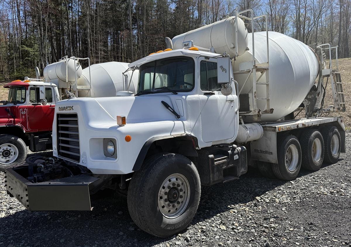 2005 Mack DM690S Equipment Image0