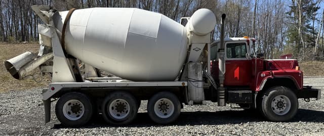 Image of Mack DM690S equipment image 4