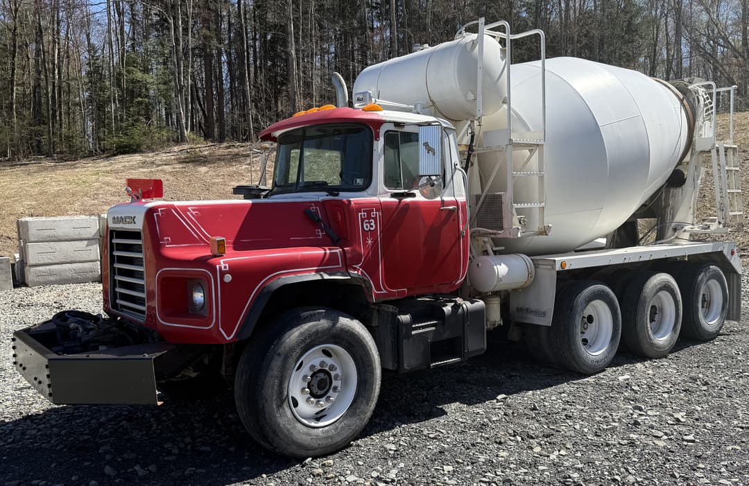 Image of Mack DM690S Primary image