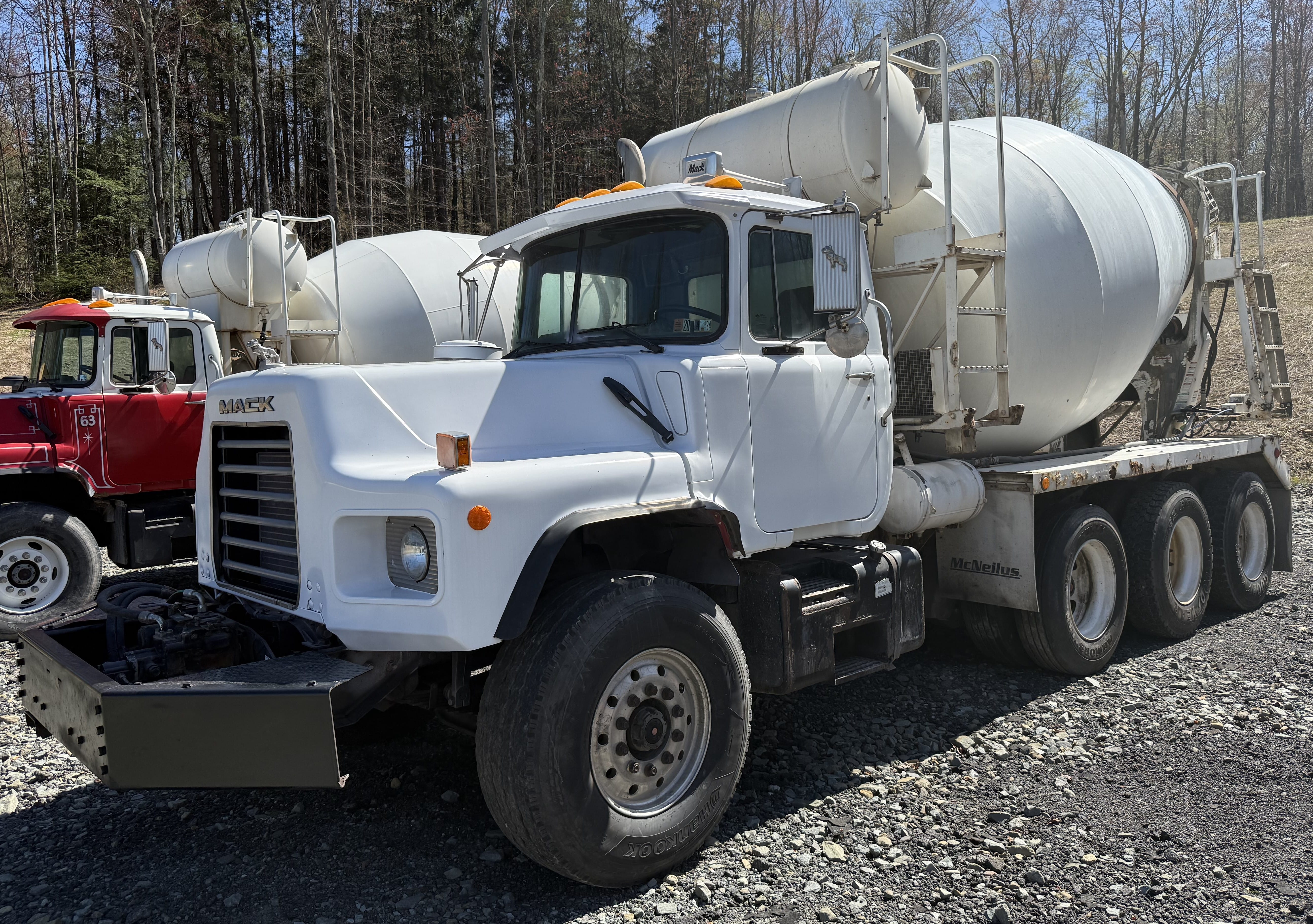 2005 Mack DM690S Equipment Image0