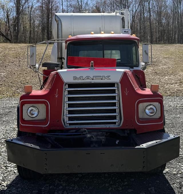 Image of Mack DM690S equipment image 1