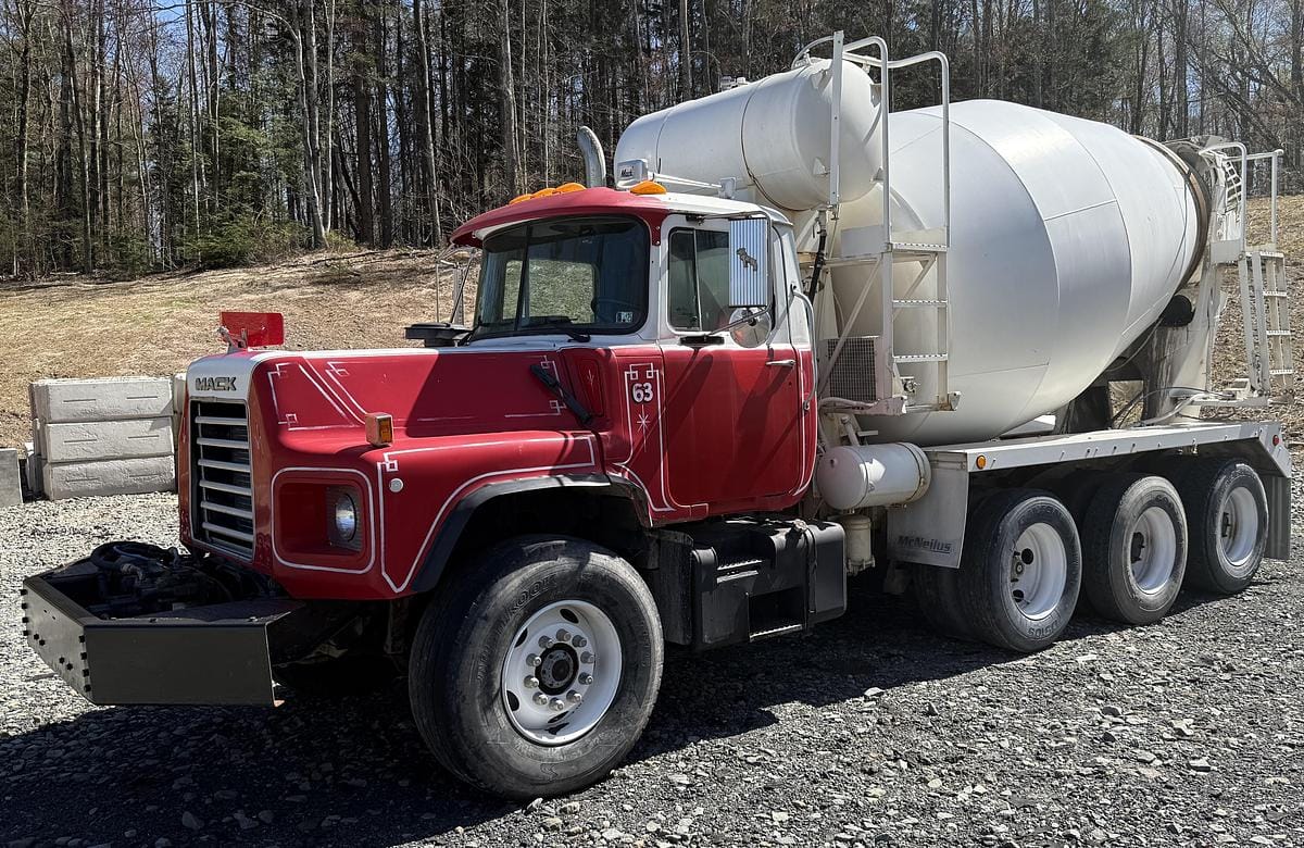 2005 Mack DM690S Equipment Image0