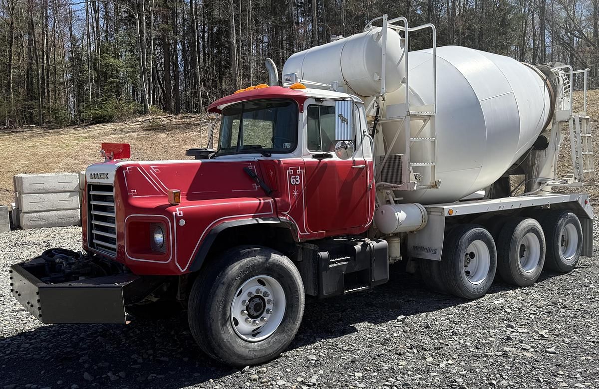 2005 Mack DM690S Equipment Image0