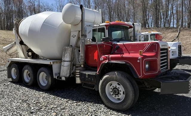 Image of Mack DM690S equipment image 3