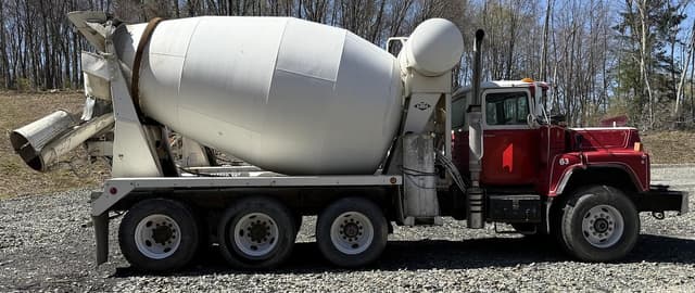 Image of Mack DM690S equipment image 4